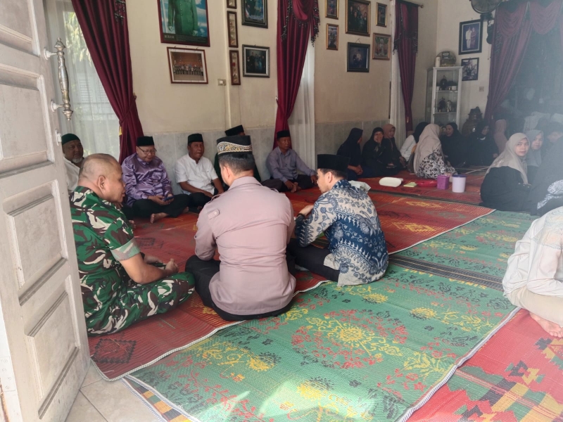 Kapten Inf Wasino Takziah ke Rumah Duka Camat Teluk Keramat