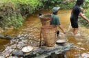 Gunakan Jarai, Warga Bantu Satgas TMMD Ke-128 Kodim 1204/Sanggau Angkut Pasir dari Sungai
