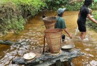 Gunakan Jarai, Warga Bantu Satgas TMMD Ke-128 Kodim 1204/Sanggau Angkut Pasir dari Sungai