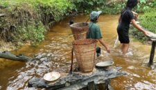 Gunakan Jarai, Warga Bantu Satgas TMMD Ke-128 Kodim 1204/Sanggau Angkut Pasir dari Sungai