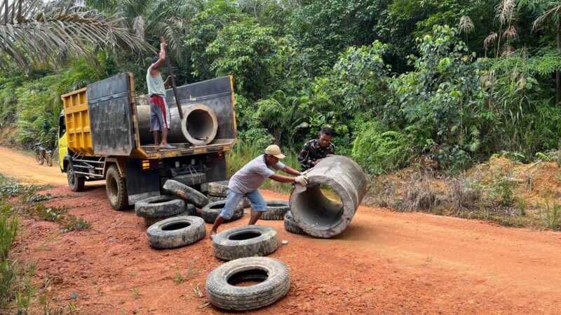 Satgas TMMD Ke-128 Kodim 1204/Sanggau Drop Material Gorong-Gorong, Percepat Pembangunan Infrastruktur Desa
