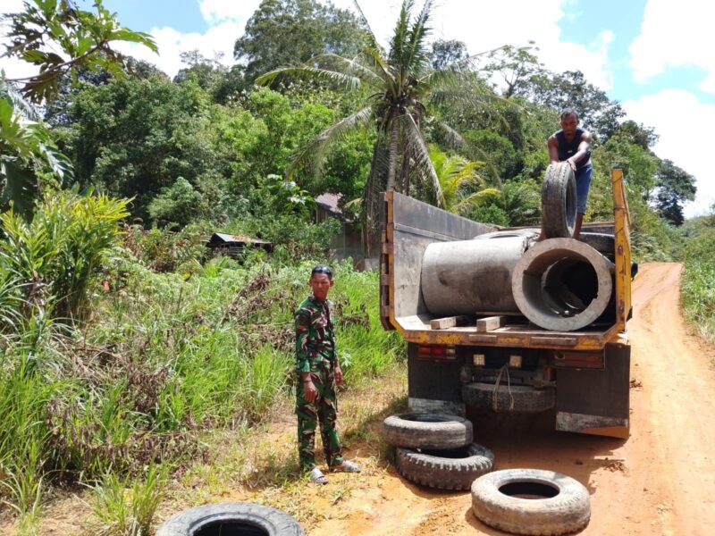 Satgas TMMD Kodim 1204/Sanggau Kebut Distribusi Gorong-Gorong ke Lokasi Pembangunan