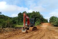 Satgas TMMD Ke-128 Kodim 1204/Sanggau Kebut Perbaikan dan Pelebaran Jalan Penghubung Desa