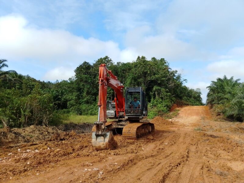 Satgas TMMD Ke-128 Kodim 1204/Sanggau Kebut Perbaikan dan Pelebaran Jalan Penghubung Desa