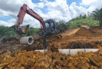 Satgas TMMD Ke-128 Kodim 1204/Sanggau Pasang Gorong-gorong dengan Excavator Demi Percepat Infrastruktur Desa