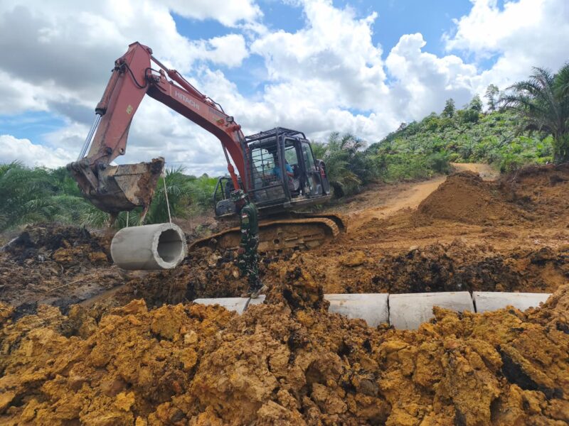 Satgas TMMD Ke-128 Kodim 1204/Sanggau Pasang Gorong-gorong dengan Excavator Demi Percepat Infrastruktur Desa