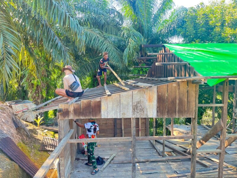 Satgas TMMD Ke-128 Kodim 1204/Sanggau Gotong Royong Rehab Rumah Warga