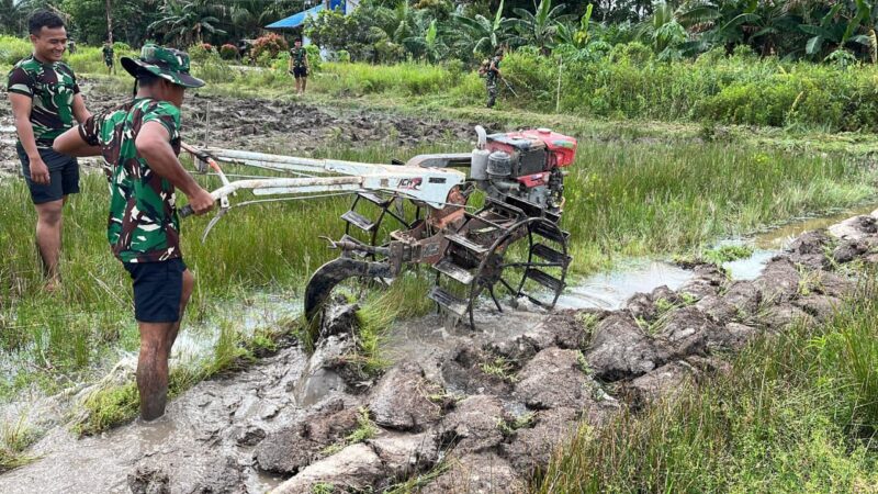 Pembajakan Sawah TMMD Ke-128 Kodim 1204/Sanggau Dipercepat dengan Traktor