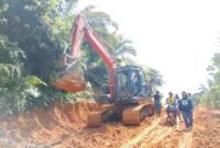 Alat Berat TMMD Ke-128 Kodim 1204/Sanggau Percepat Pelebaran Jalan Desa