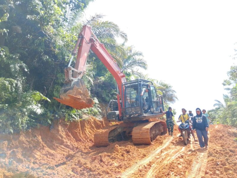 Alat Berat TMMD Ke-128 Kodim 1204/Sanggau Percepat Pelebaran Jalan Desa