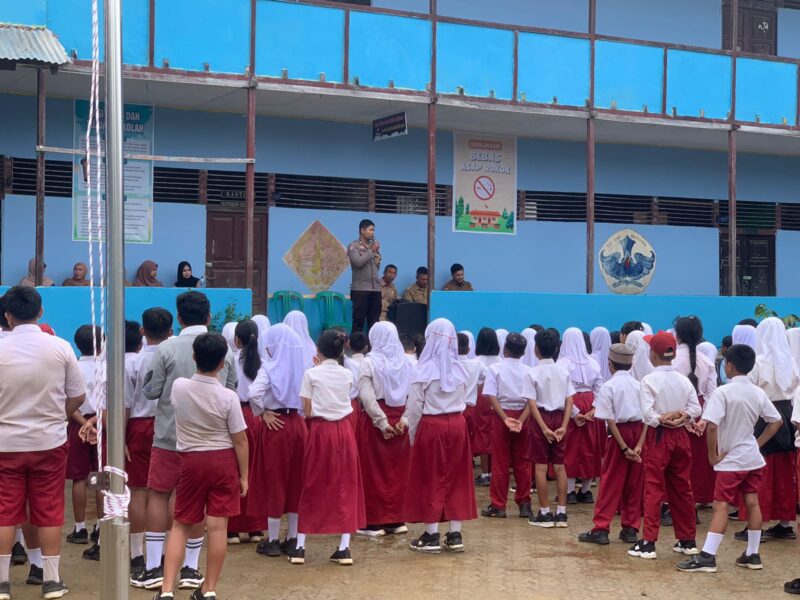 Bhabinkamtibmas Polsek Sandai Edukasi Siswa SDN 04 Sandai Tentang Bahaya Bullying dan Pentingnya Saling Menghormati