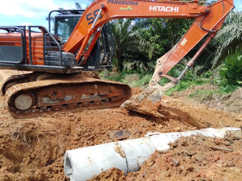 Excavator Percepat Pembangunan Gorong-Gorong TMMD Ke-128 Kodim 1204/Sanggau