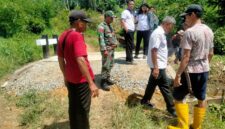 Kodim 1209/Bengkayang Kawal Pembangunan Jembatan di Sungai Betung Demi Tingkatkan Mobilitas Warga