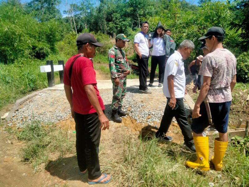 Kodim 1209/Bengkayang Kawal Pembangunan Jembatan di Sungai Betung Demi Tingkatkan Mobilitas Warga