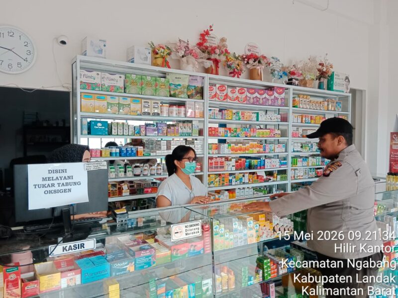 Patroli Polsek Ngabang Sasar Apotik Demi Jaga Situasi Tetap Kondusif