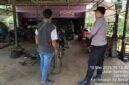 Polisi Humanis Beri Edukasi Keselamatan Berkendara kepada Warga di Bengkel