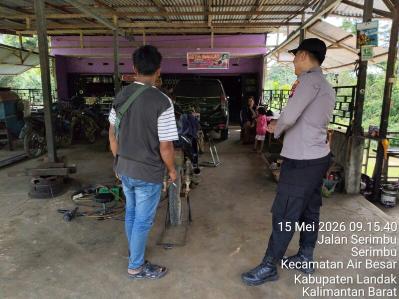 Polisi Humanis Beri Edukasi Keselamatan Berkendara kepada Warga di Bengkel