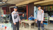 Samapta Polsek Menyuke Laksanakan Patroli Siang dan Sampaikan Imbauan Kamtibmas kepada Warga