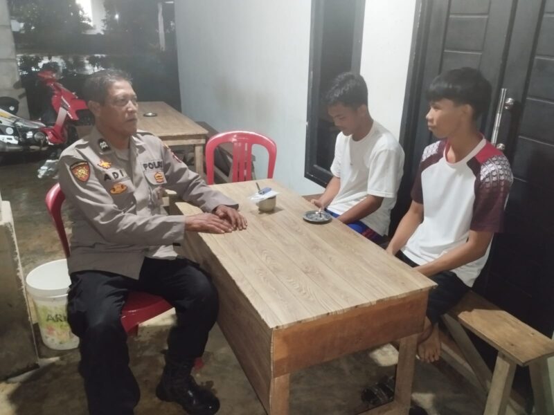 Polisi Duduk Bersama Warga Saat Patroli Malam, Sampaikan Pesan Kamtibmas dengan Suasana Kekeluargaan