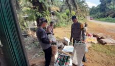 Bhabinkamtibmas Ramah dan Peduli, Warga Pengepul Barang Bekas Merasa Senang