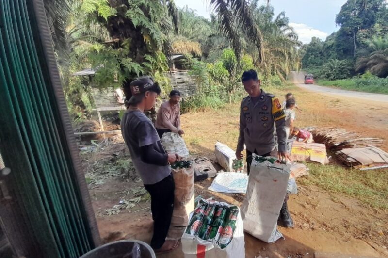 Bhabinkamtibmas Ramah dan Peduli, Warga Pengepul Barang Bekas Merasa Senang