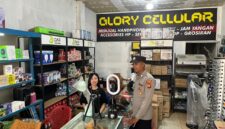Aksi Polisi Jaga Keamanan Siang Hari, Karyawan Counter HP Diberi Himbauan