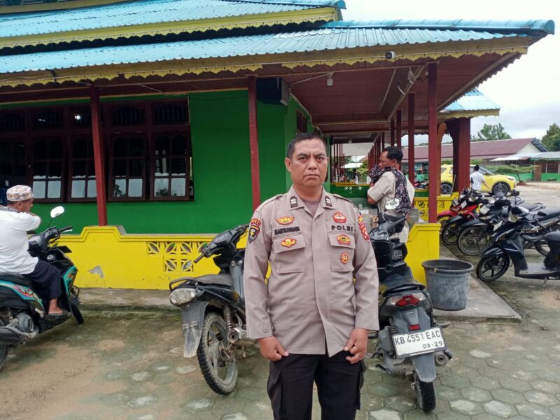 Jumat Penuh Khidmat, Polisi Siaga Amankan Jamaah di Masjid Al Jihad Sungai Ukoi