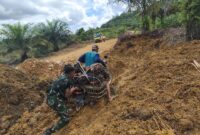 Jalan Licin dan Rusak, Personel TMMD Bantu Dorong Kendaraan Warga