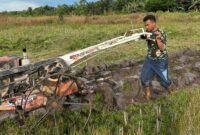 Satgas TMMD Ke-128 Kodim 1204/Sanggau Bantu Warga Bajak Sawah Gunakan Traktor