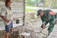 Babinsa Koramil 08/Paloh Perkuat Komsos Lewat Gotong Royong Bersama Warga