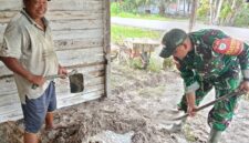 Babinsa Koramil 08/Paloh Perkuat Komsos Lewat Gotong Royong Bersama Warga