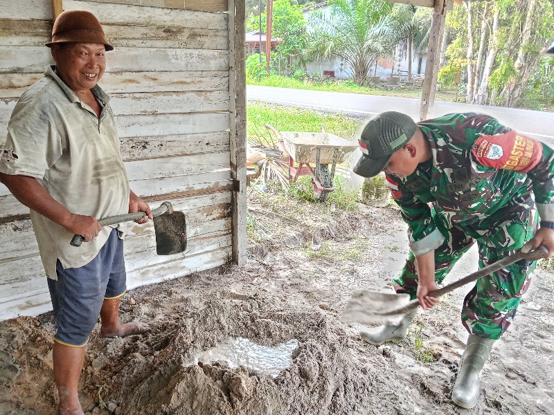 Babinsa Koramil 08/Paloh Perkuat Komsos Lewat Gotong Royong Bersama Warga