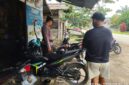 Patroli Siang Polsek Air Besar Disambut Hangat Warga yang Sedang Servis Kendaraan
