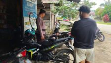 Patroli Siang Polsek Air Besar Disambut Hangat Warga yang Sedang Servis Kendaraan